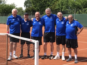 Herren 60 Erstes Spiel am 13.05.2017 bei tollem Wetter der Herren 60 mit gutem Start. Das Heimspiel gegen TC Vorster Wald Kaarst konnten wir mit 9:0 für uns entscheiden. Tolle Mannschaftsleistung. Leider konnte Samer Verletzungsbedingt nicht mitspielen. Wir wünschen ihm gute Besserung und das er bald wieder spielen kann.